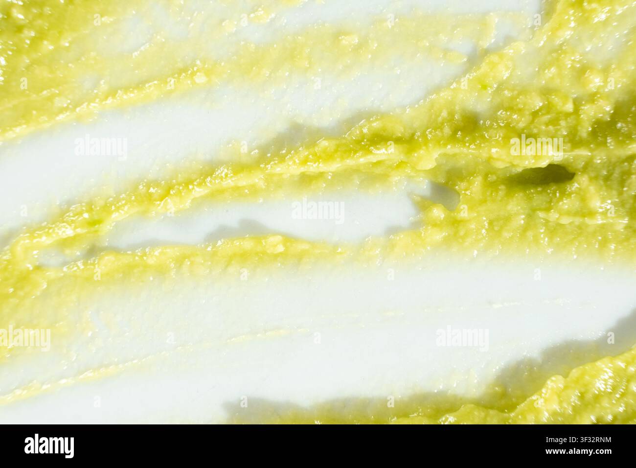 Kreative Striche und Flecken gesunder Guacamole-Sauce isoliert auf weißem Hintergrund Stockfoto
