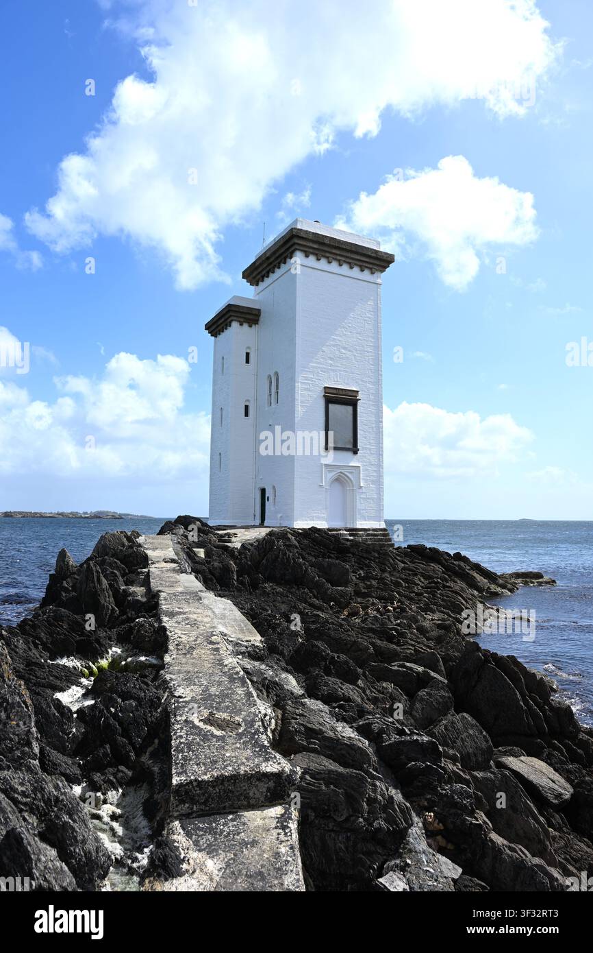 Quadratisches ikonisches Leuchtfeuer Carraig Fhada, entworfen und gebaut von David Hamilton & Sohn, betrieben durch den Northern Lighthouse Board auf der Isle of Islay, Schottland, UK Stockfoto