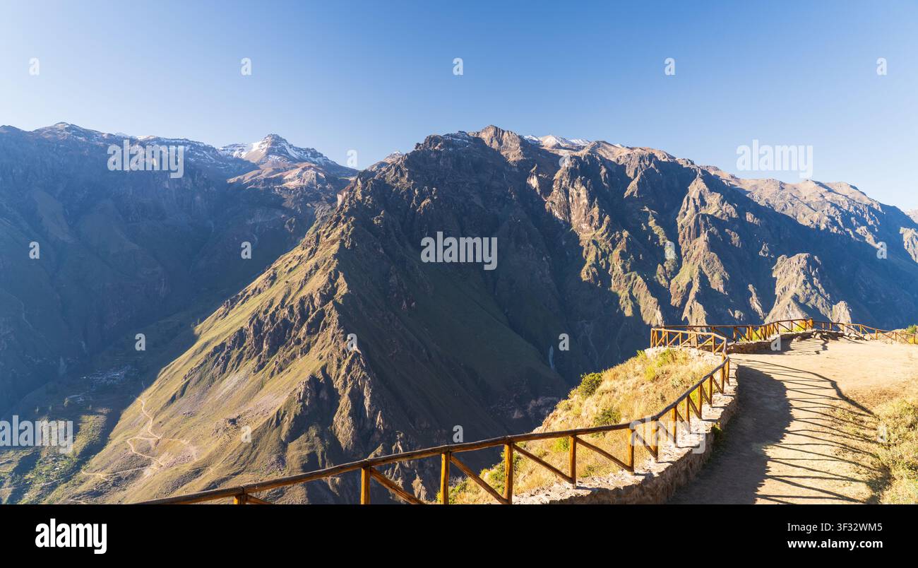 Ein gebogener Steinweg mit Holzgeländern säumt den Aussichtspunkt Mirador de Tapay in Peru und bietet Panoramablicke auf das Colca-Tal Stockfoto
