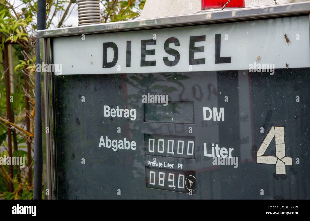 Alte Retro-Vintage-Kraftstoffpumpe zeigt niedrige Diesel- und Benzinpreise – Symbolischer Kraftstoffkosten- und Energiekonzeption Stockfoto