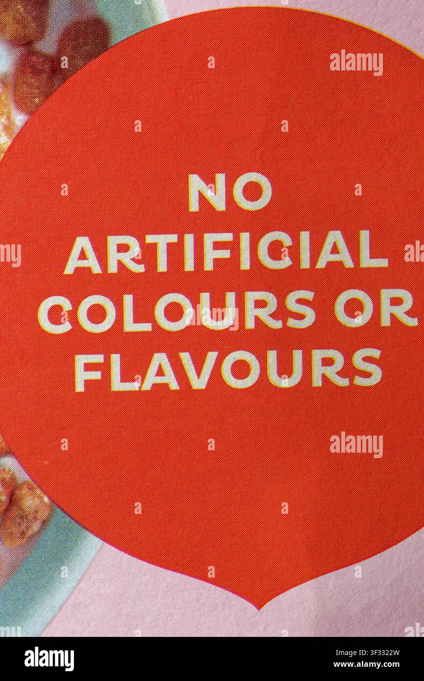 keine künstlichen Farbstoffe oder Aromen - Details auf der Packung von Kellogg's Coco Pops Erdbeer- und weißer Schokoladen-Geschmacksrichtung Cerealien Stockfoto