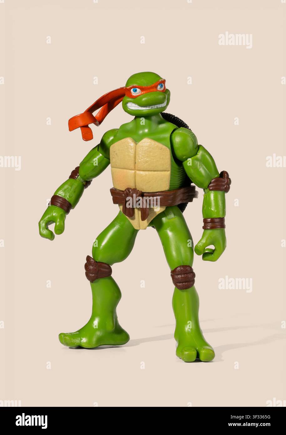 Mailand, Lombardei, Italien - 4. Februar 2026: Michelangelo-Actionfigur von Teenage Mutant Ninja Turtles stehend, bereit zum Spielen Stockfoto