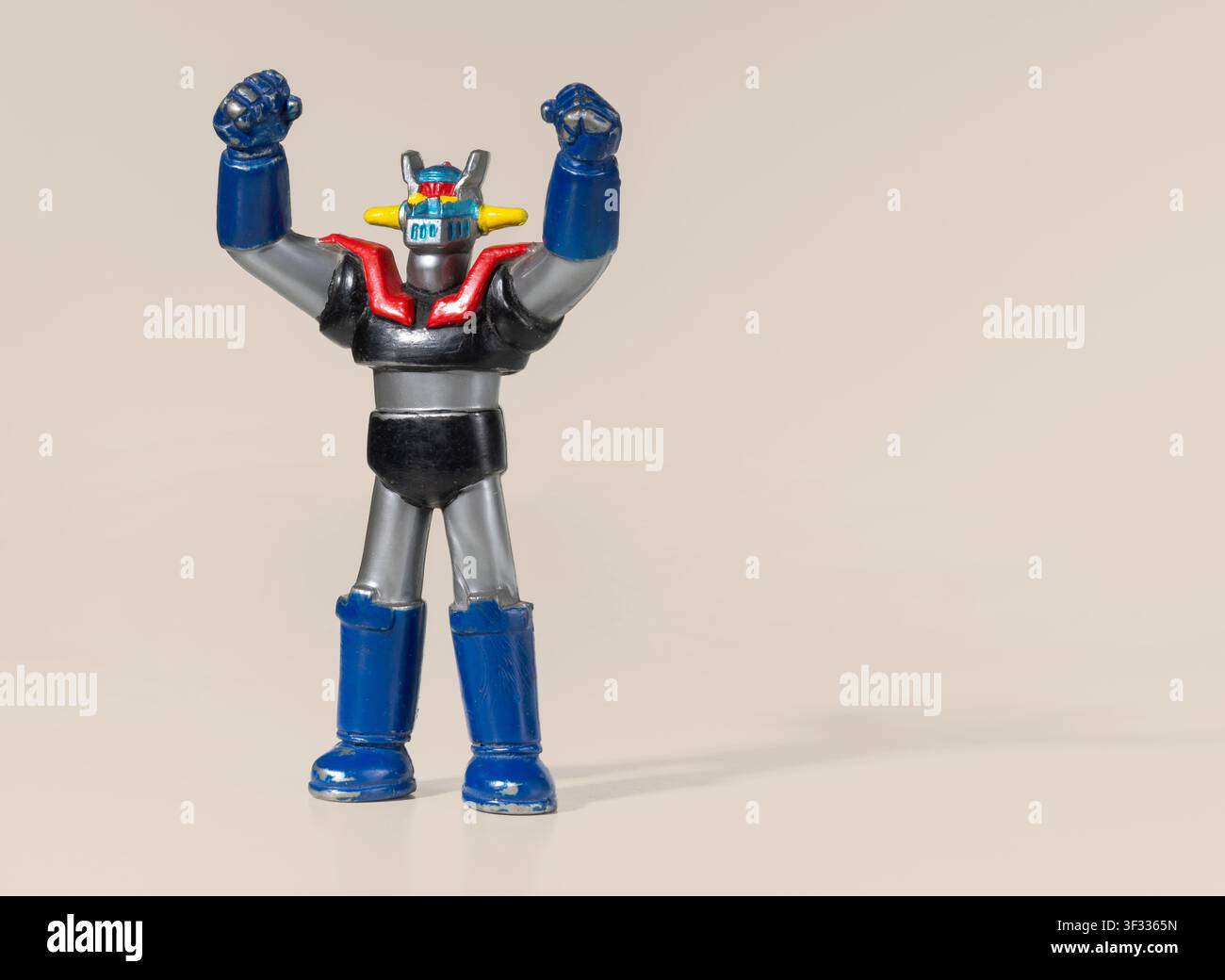 Mailand, Lombardei, Italien - 4. Februar 2026: Vintage-Figurine des Charakters Mazinger Z zeigt eine kraftvolle Geste vor einem schlichten Hintergrund Stockfoto