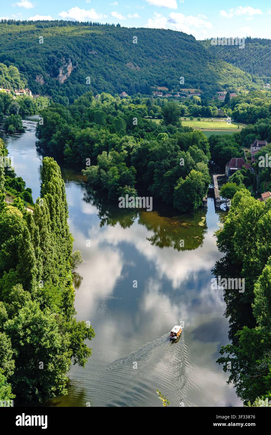 Frankreich. Lot. Saint-Cirq-Lapopie. Blick von oben auf den Fluss Lot, auf dem ein Touristenkahntschiff fährt, ein traditionelles Wasserfahrzeug, das für die Décèpe verwendet wird Stockfoto