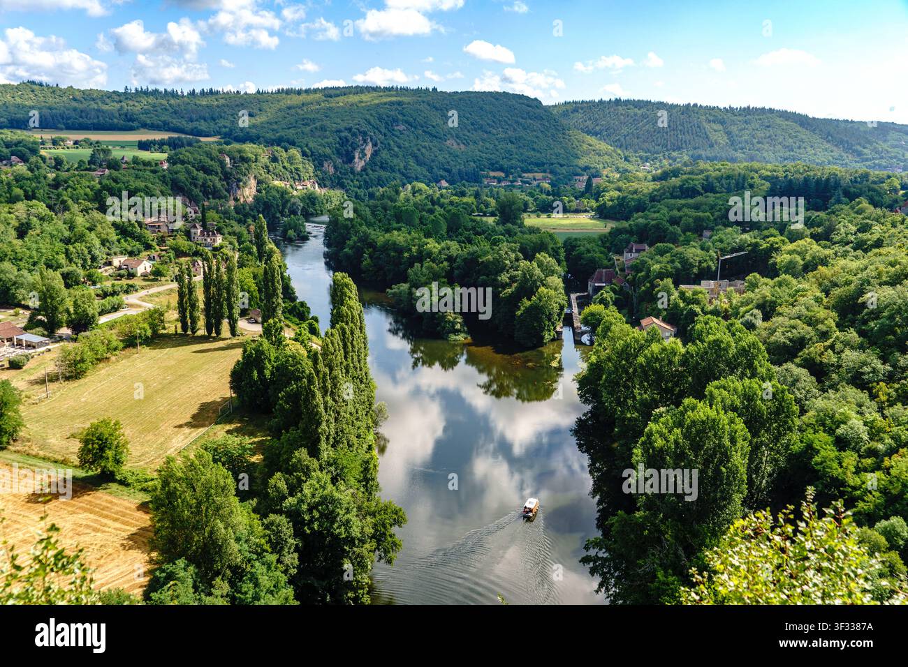 Frankreich. Lot. Saint-Cirq-Lapopie. Blick von oben auf den Fluss Lot, auf dem ein Touristenkahntschiff fährt, ein traditionelles Wasserfahrzeug, das für die Décèpe verwendet wird Stockfoto
