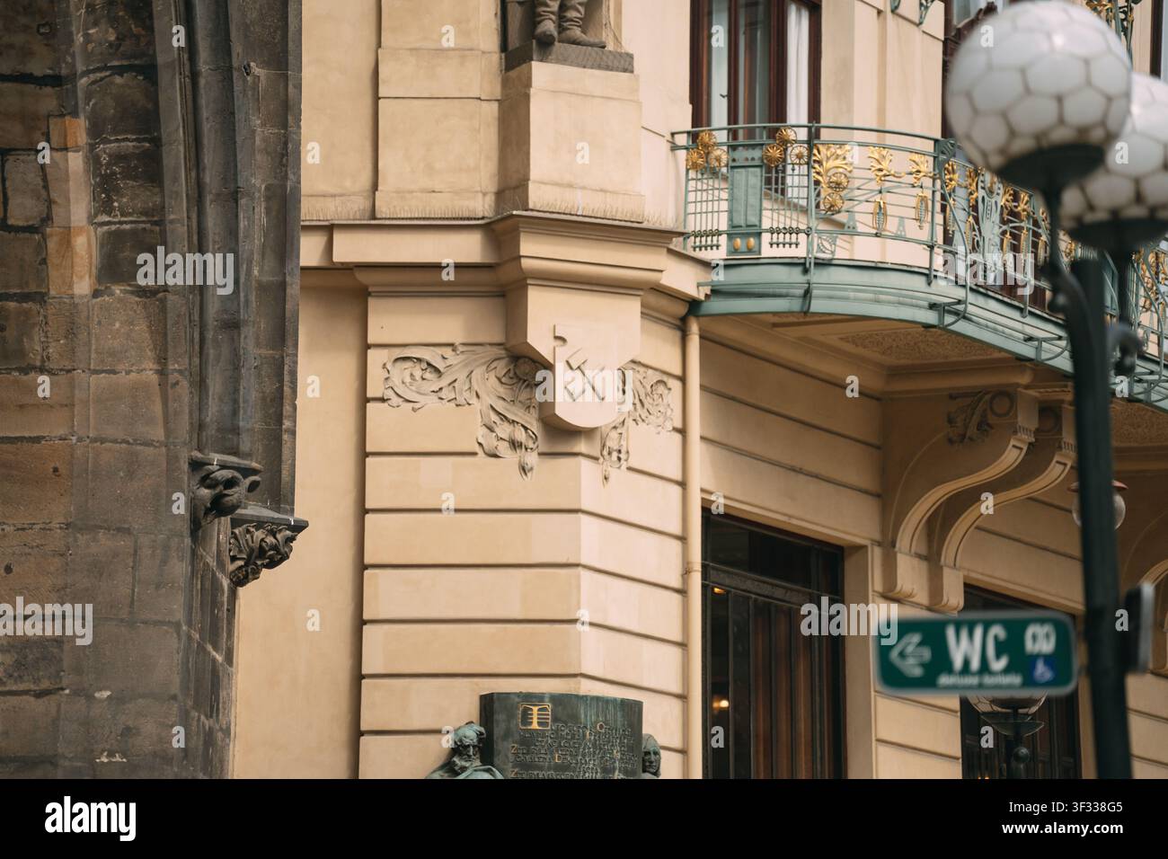 Aufwendige architektonische Details an der Fassade des Rathauses in Prag, Tschechien Stockfoto