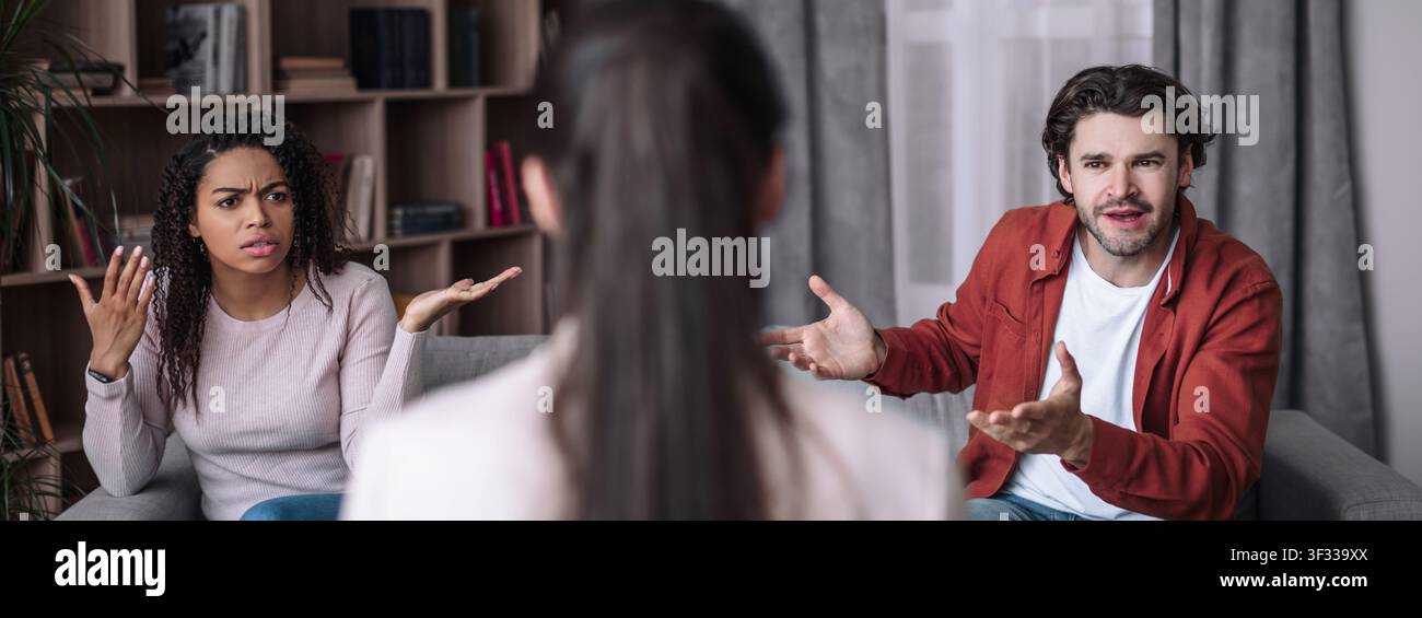 Frustrierte junge Erwachsene streiten im Wohnzimmer, stehen einem Konflikt gegenüber, emotionale Diskussion Stockfoto