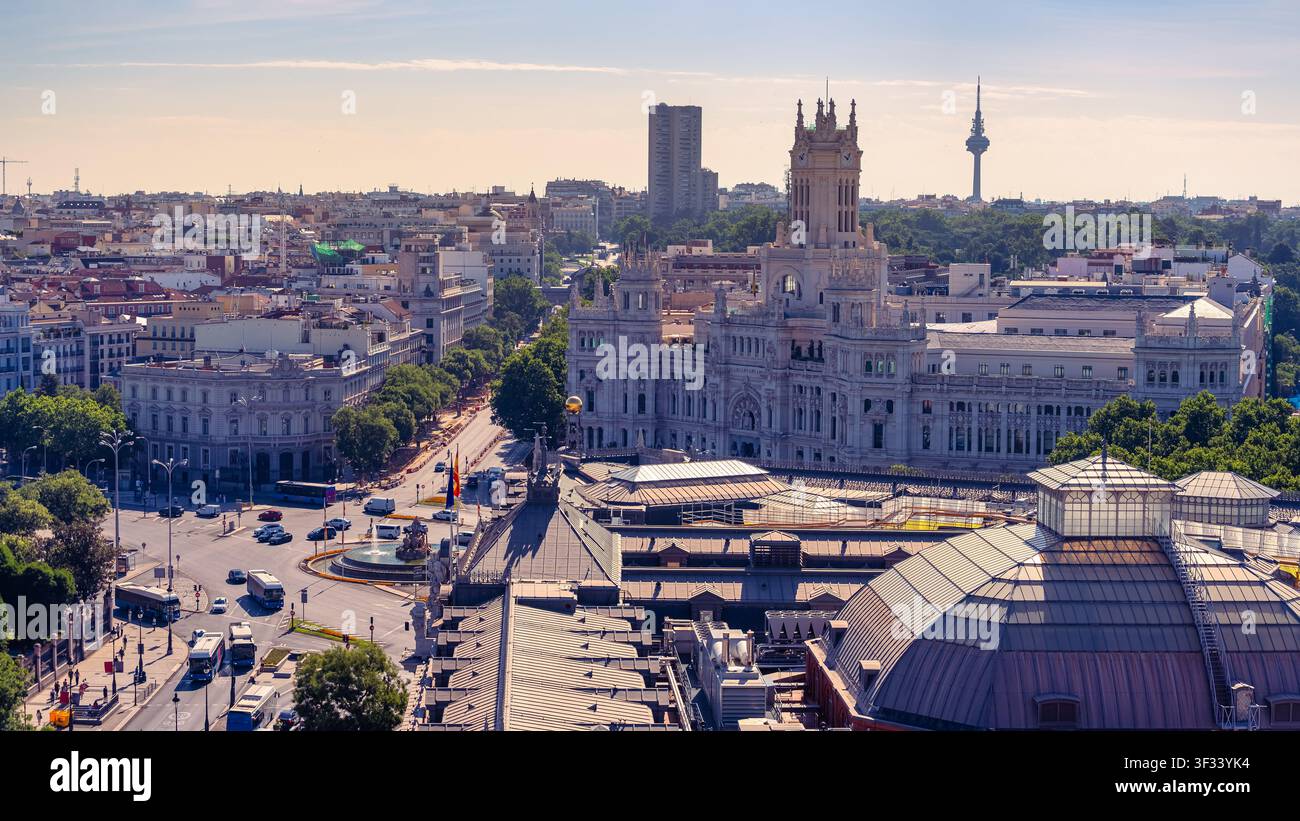 Panoramicke Luftaufnahme des Cibeles-Palastes und der Madrider Innenstadt bei hellem Tageslicht Stockfoto