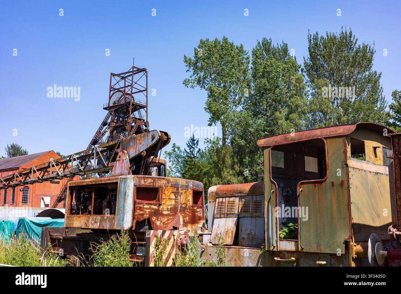 Vergessene Industriebraunkohle-Grube mit verrostetem Schachtgerüst und verlassener Maschinerie, die Verfall, wirtschaftlichen Niedergang und das Ende einer Ära symbolisiert Stockfoto