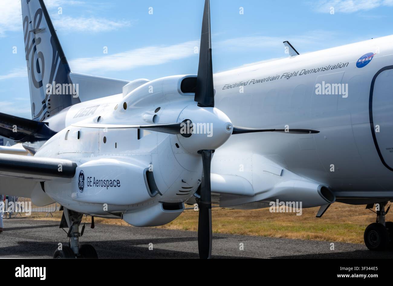 Saab 340 ausgestattet mit einem hybriden elektrischen Turbinenschrauber, entwickelt von GE und NASA, auf der Farnborough Airshow 2026, UK Stockfoto