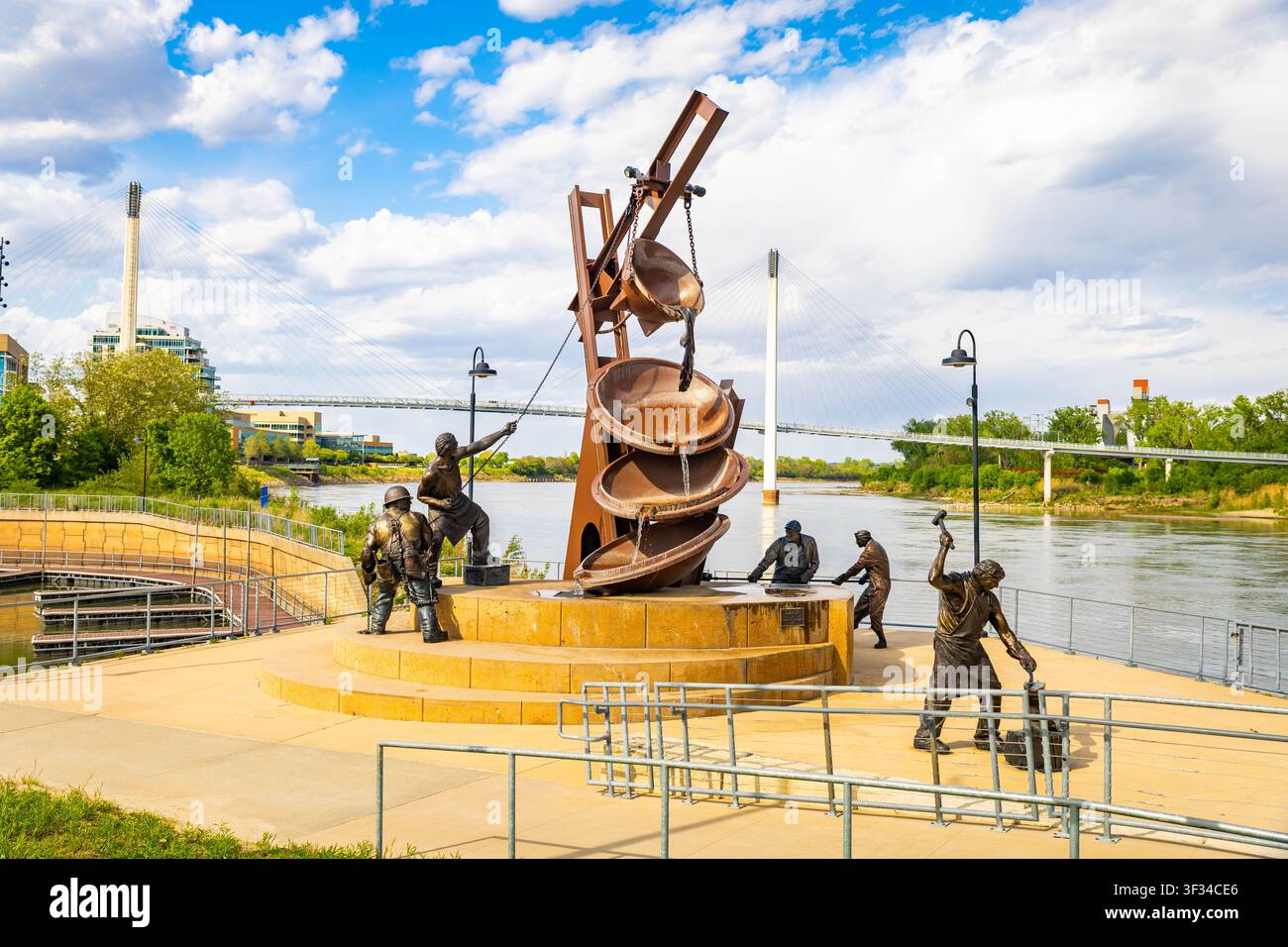 Omaha, NE, USA - 08. Mai 2026: Großskulptur zur Arbeitskraft am Ufer des Missouri in Omaha, Nebraska, die die amerikanische Arbeitsbevölkerung und Industrie würdigt Stockfoto