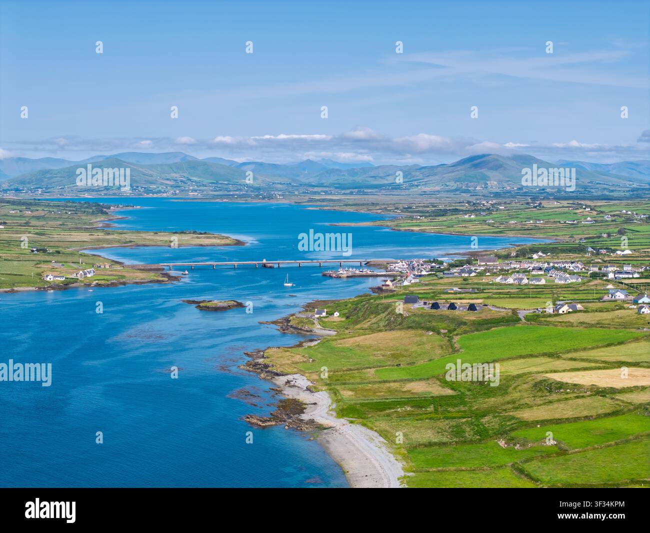 Luftbild der Stadt Portmagee in der Grafschaft Kerry, Irland Stockfoto