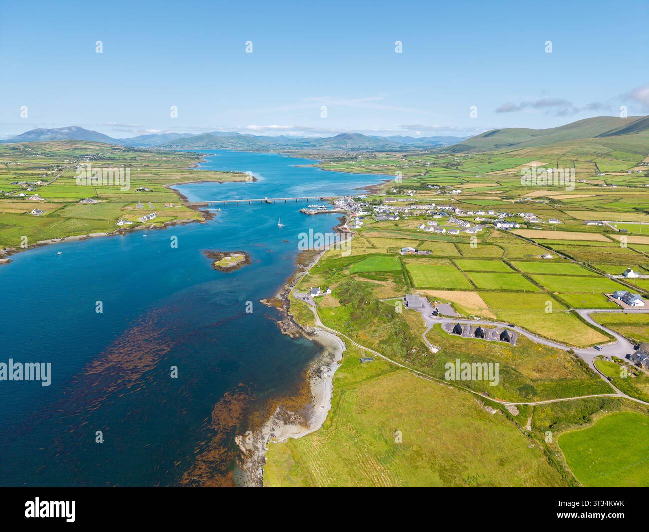 Luftbild der Stadt Portmagee in der Grafschaft Kerry, Irland Stockfoto