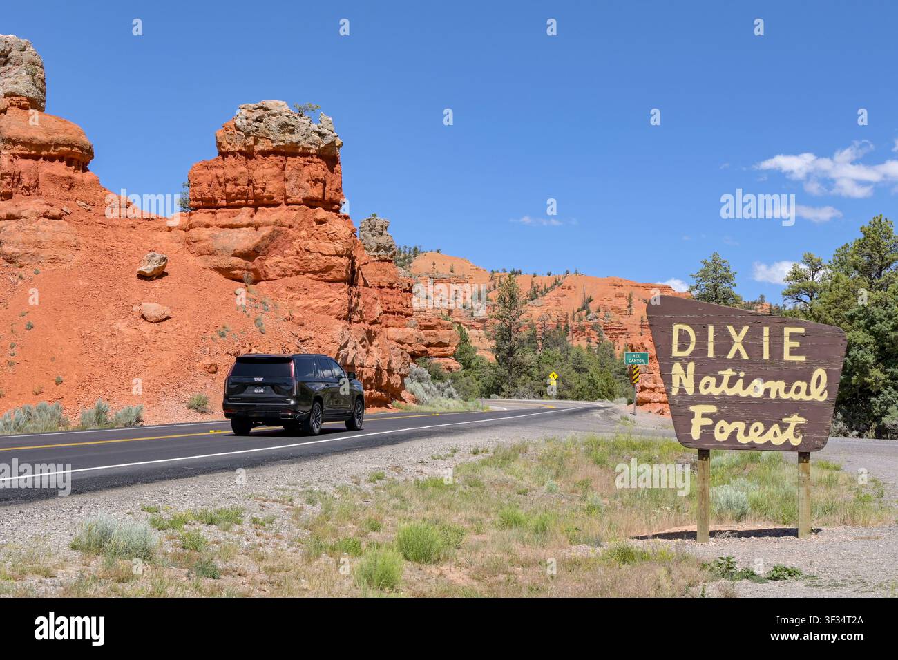 Red Canyon, Utah, USA - 28. Juni 2026: Auto fährt auf der Autobahn durch die malerische Landschaft des Red Canyon und des Dixie National Forest Stockfoto