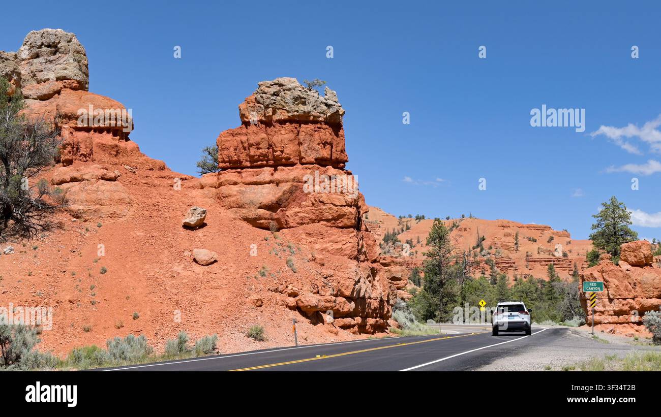 Red Canyon, Utah, USA - 28. Juni 2026: Auto fährt auf der Autobahn durch die malerische Landschaft des Red Canyon Stockfoto