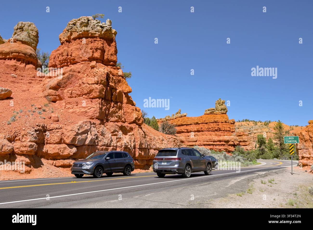 Red Canyon, Utah, USA - 28. Juni 2026: Autos fahren auf der Autobahn durch die malerische Landschaft des Red Canyon Stockfoto