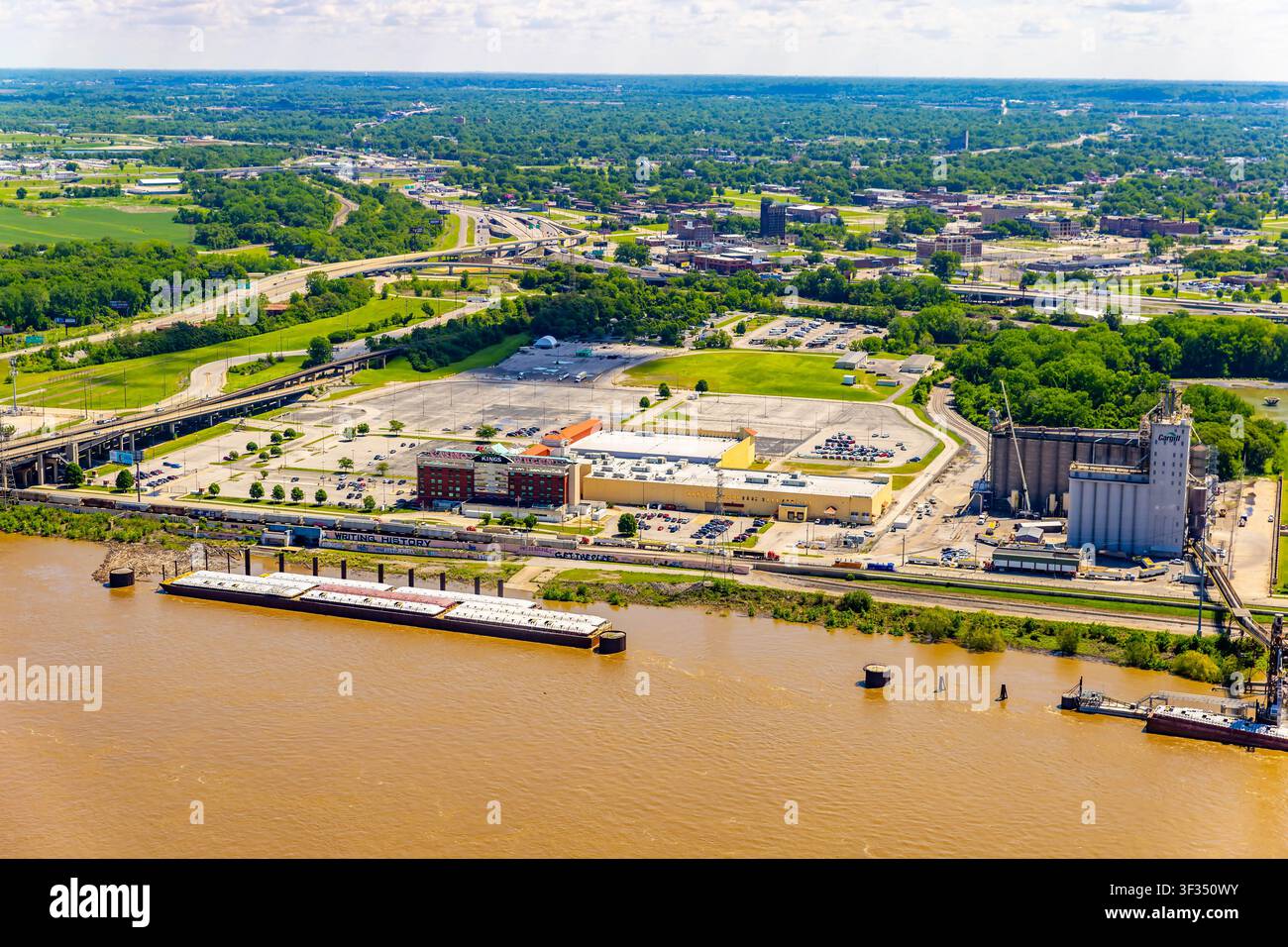 St. Louis, MO, USA – 29. April 2026: Luftbild der East St. Louis-Flussufer mit Industriegebäuden, Schleppern und Getreidesilos entlang des M Stockfoto