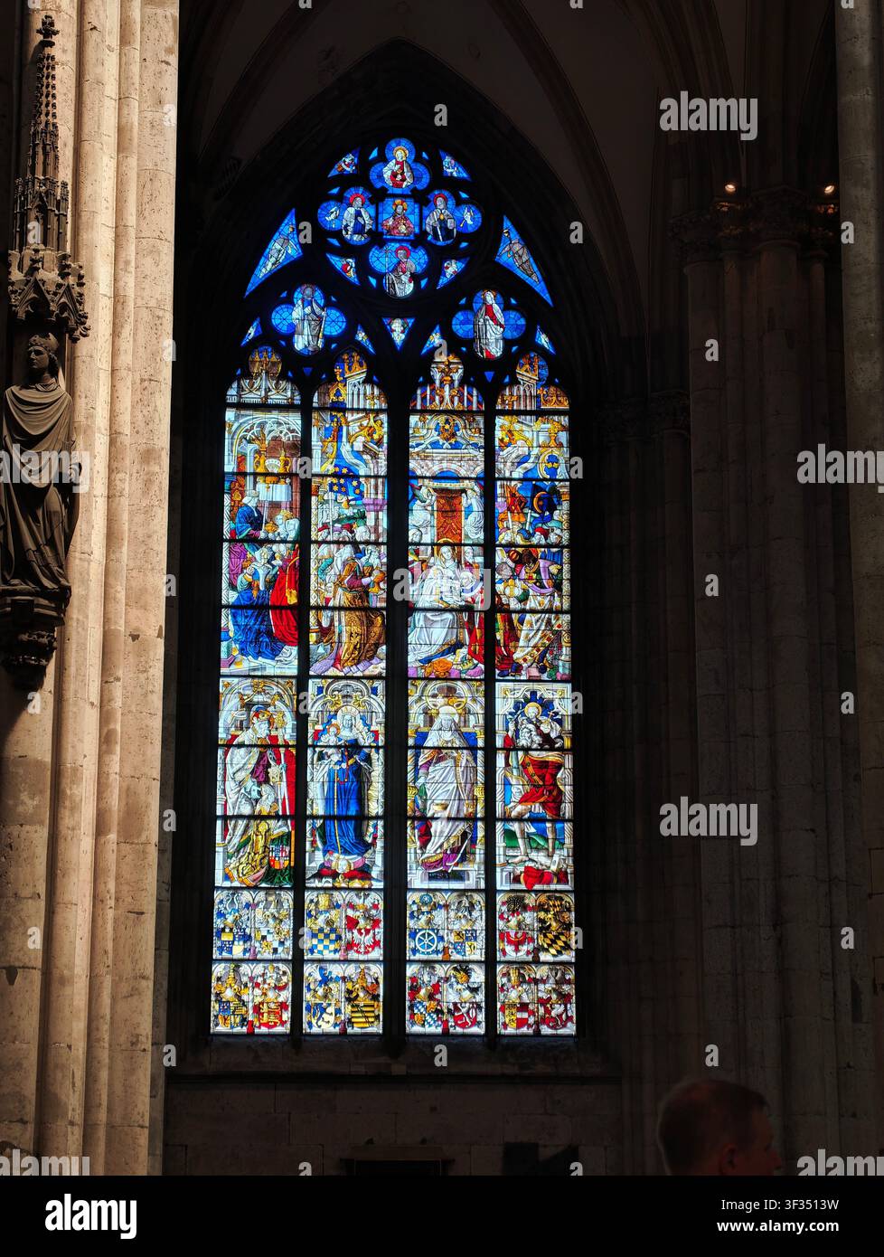 Buntglasfenster im Kölner Dom in Köln, Nordrhein-Westfalen, Deutschland. Stockfoto