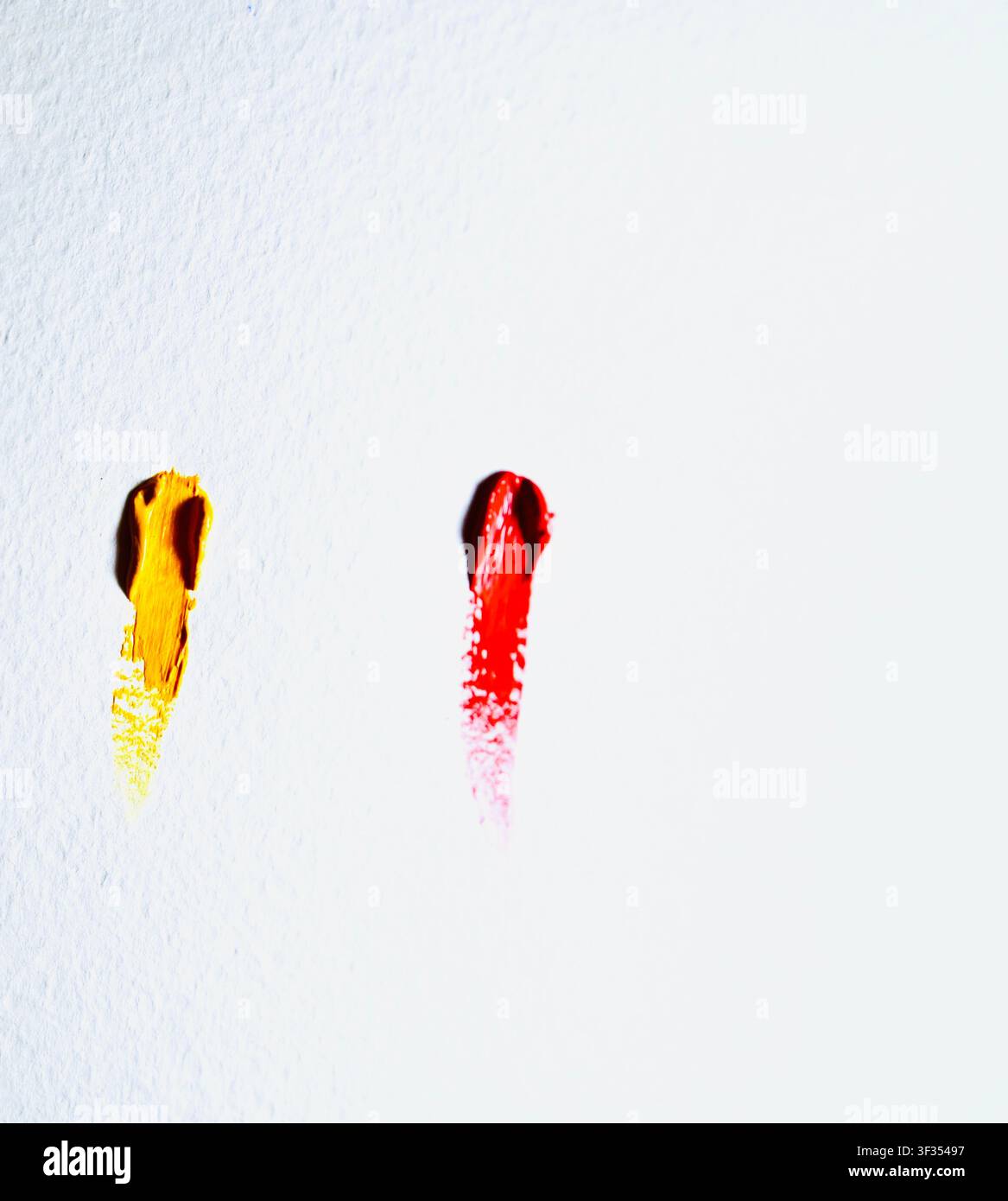 Farbenfroher Flat-Lay-Minimalismus von oben: lebendige Pinselstriche sind horizontal auf strukturiertem weißem Aquarellpapier angeordnet. Minimalistisches Design-Hintergrund mit großem Kopierraum für Kunst-, Kreativitäts-, Farbpalette-, Design- und Bildungskonzepte. Reihe auf weißem Papier mit Kopierraum. Hochwertiges Foto Stockfoto