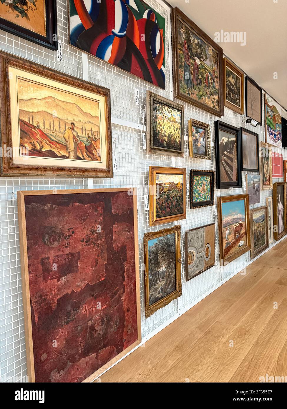 Salonartige Wand mit gerahmten Kunstwerken in der Slowakischen Nationalgalerie in Bratislava, Slowakei. Stockfoto