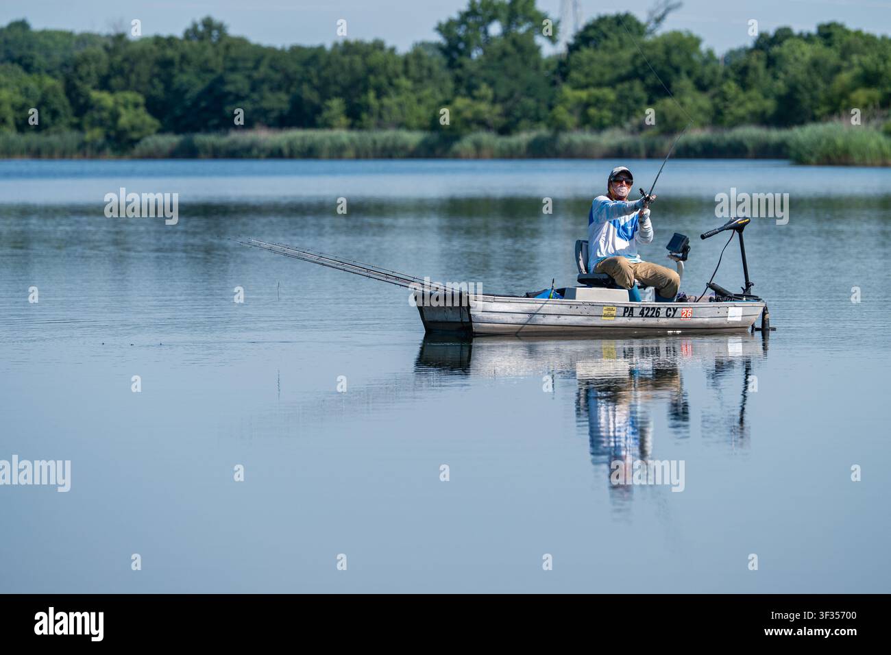 Lokale Fischer fischen am See im Falls Township Community Park in Falls Township, Bucks County, Pennsylvania, USA. Stockfoto