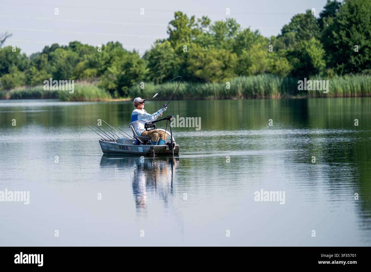 Lokale Fischer fischen am See im Falls Township Community Park in Falls Township, Bucks County, Pennsylvania, USA. Stockfoto