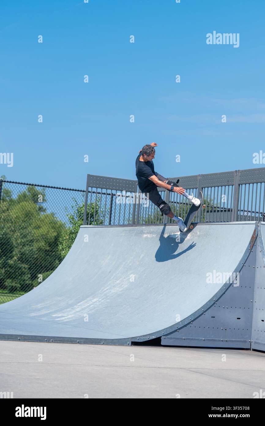 Lokaler Skater shreddet an einem wunderschönen Tag. Stockfoto
