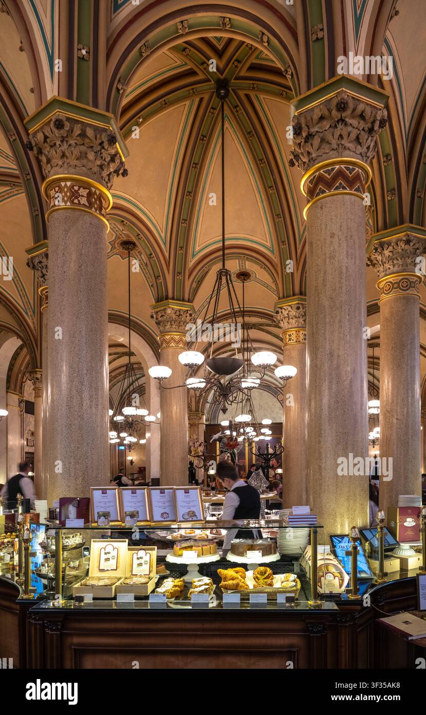 Cafe Central in Wien mit Vitrinen und Kellnern Stockfoto