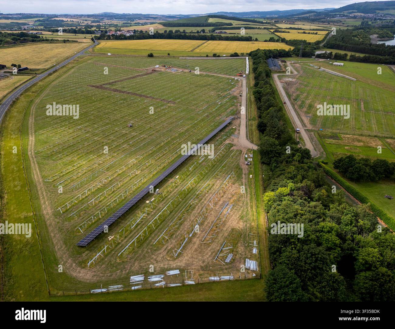 Luftbild-Drohnenaufnahme der PFVU Strathruddie Solarfarm im Bau, Kinglassie, Fife Schottland. Stockfoto