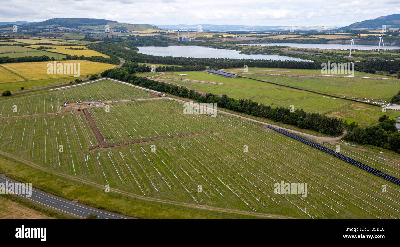 Luftbild-Drohnenaufnahme der PFVU Strathruddie Solarfarm im Bau, Kinglassie, Fife Schottland. Stockfoto