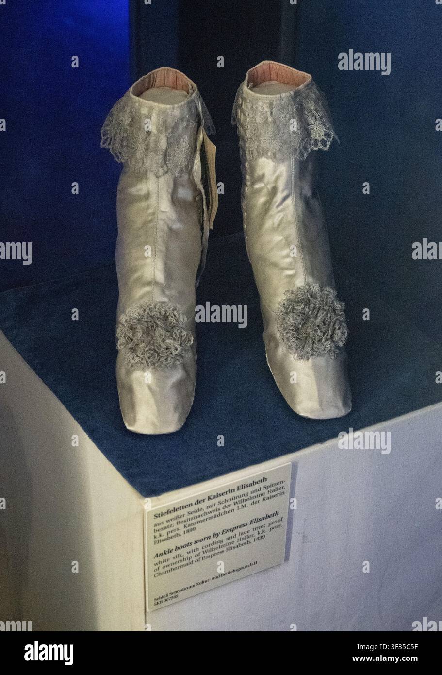 Kaiserin Elisabeth von Österreich oder Sisis Stiefeletten aus weißer Seide und Spitzenbesatz Stockfoto