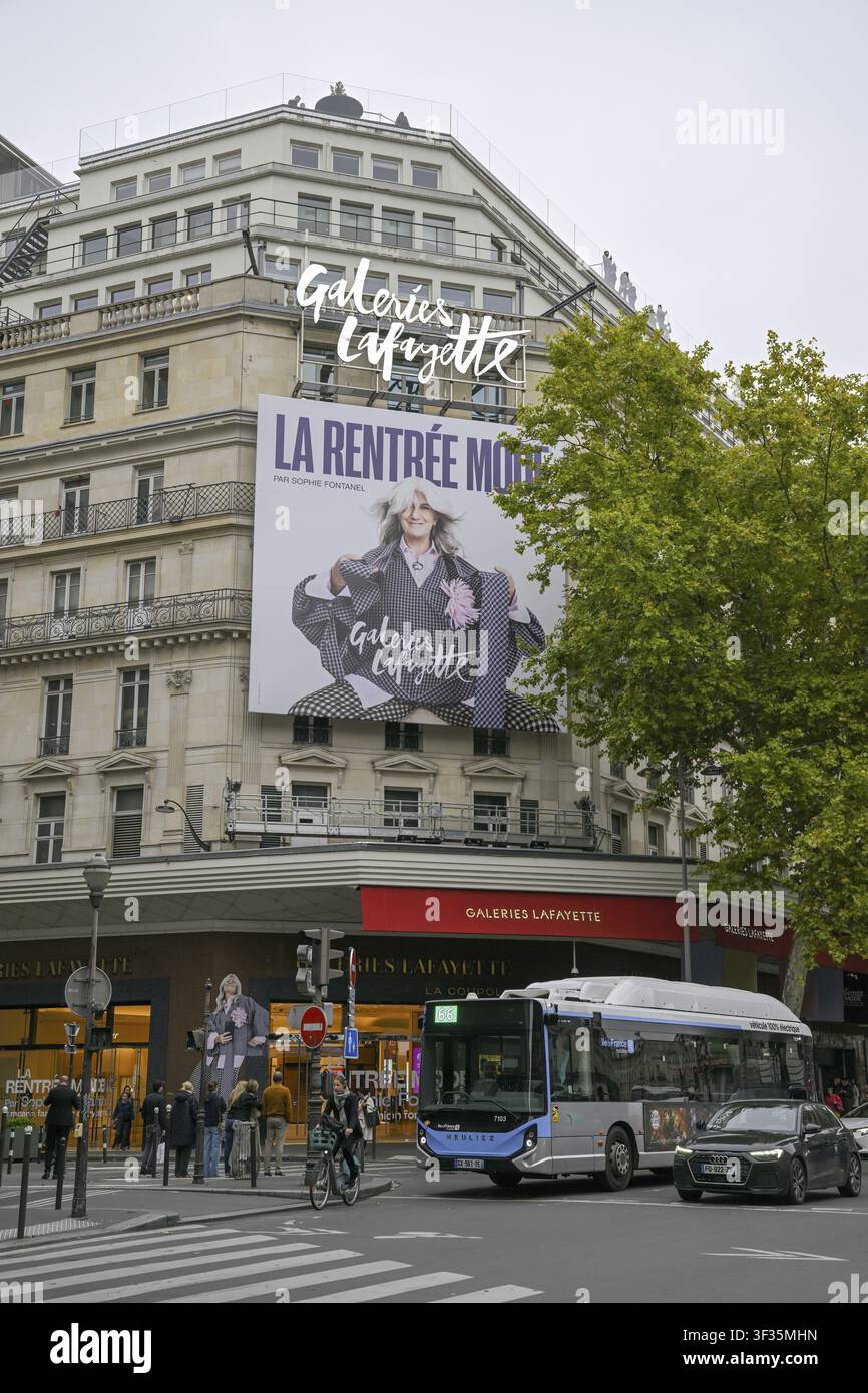 Straßenszene vor den Galeries Lafayette, dem berühmtesten Kaufhaus in Frankreich, Boulevard Haussmann, 9. Arrondissement, Paris, Île-de-France Stockfoto