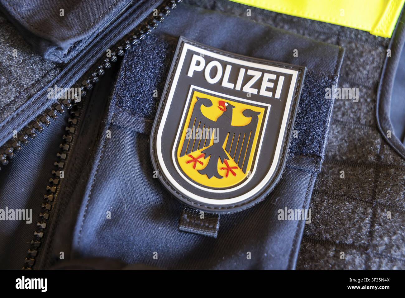 Uniforme, National Emblem und Ausrüstung der Bundespolizei. Symbolische Aufnahme. Stuttgart, Baden-Württemberg, Deutschland Stockfoto