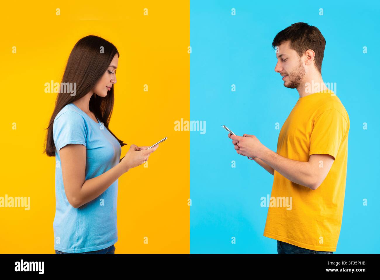 Porträt eines jungen Paares mit ihren Handys Stockfoto