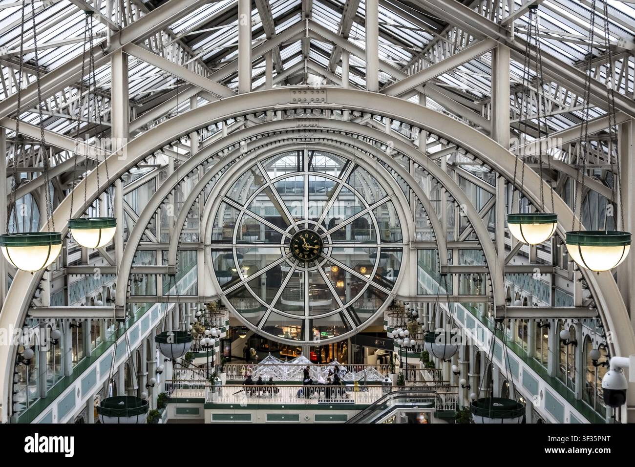 Innenansicht des St. Stephens Green Einkaufszentrums in Dublin, Irland, mit kunstvoller eiserner Uhrkonstruktion und symmetrischer Architektur Stockfoto