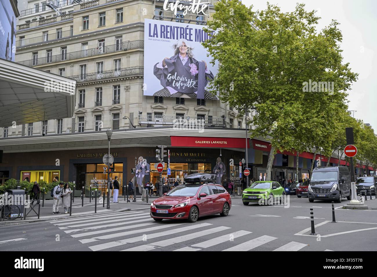 Straßenszene vor den Galeries Lafayette, dem berühmtesten Kaufhaus in Frankreich, Boulevard Haussmann, 9. Arrondissement, Paris, Île-de-France Stockfoto