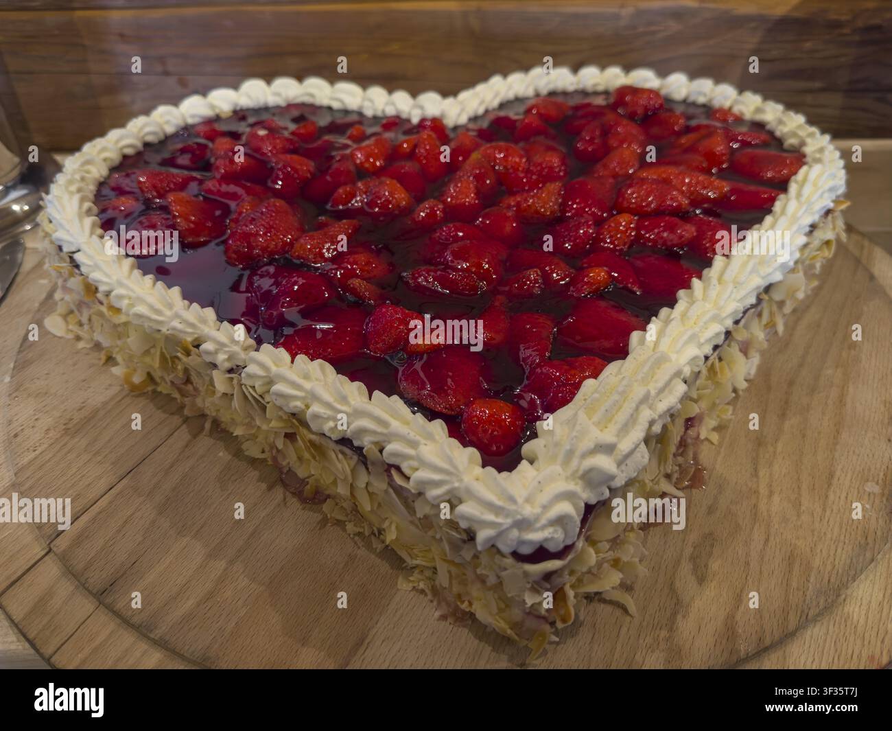 herzförmige Erdbeerkuchen Stockfoto