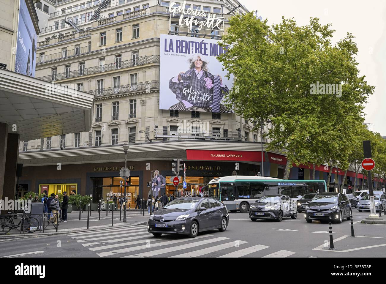 Straßenszene vor den Galeries Lafayette, dem berühmtesten Kaufhaus in Frankreich, Boulevard Haussmann, 9. Arrondissement, Paris, Île-de-France Stockfoto