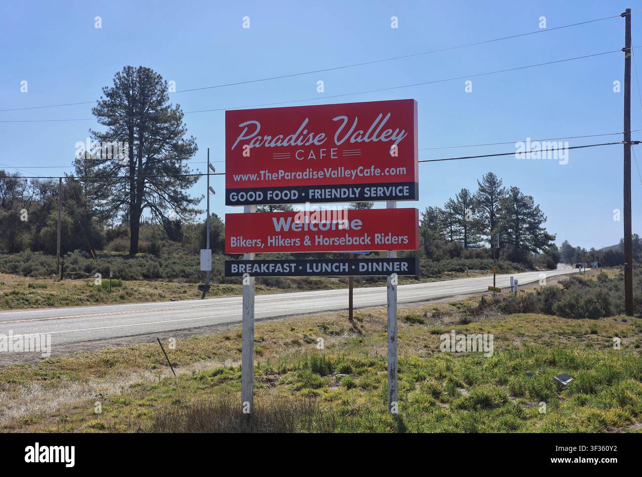 Ikonihes Schild des Paradise Valley Cafés entlang der Autobahn Stockfoto
