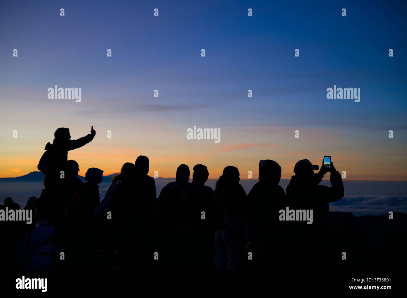 Besucher machen ein Foto vom Sonnenaufgang im Bromo-Nationalpark. Stockfoto