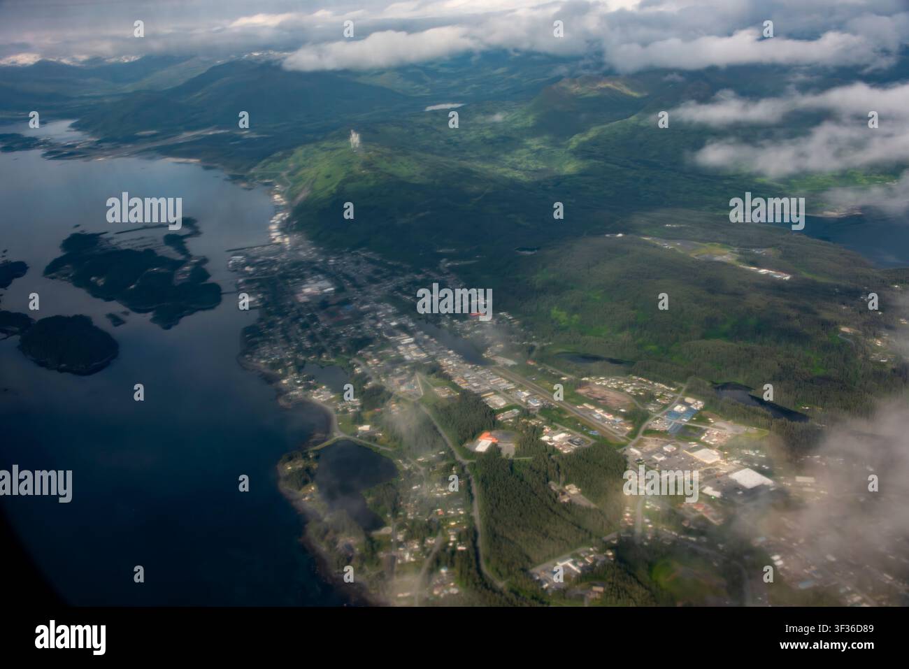Luftbild von Kodiak, Alaska aus einem Flugzeug, das viel Landschaft rund um die Stadt zeigt. Stockfoto