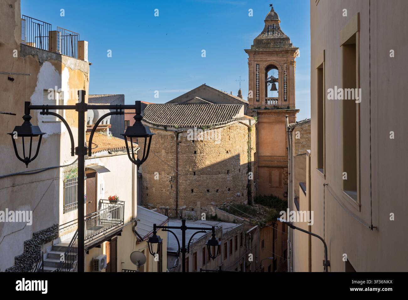 Eine malerische Straßenansicht in Agrigento, historischer Glockenturm, Sizilien, Italien Stockfoto