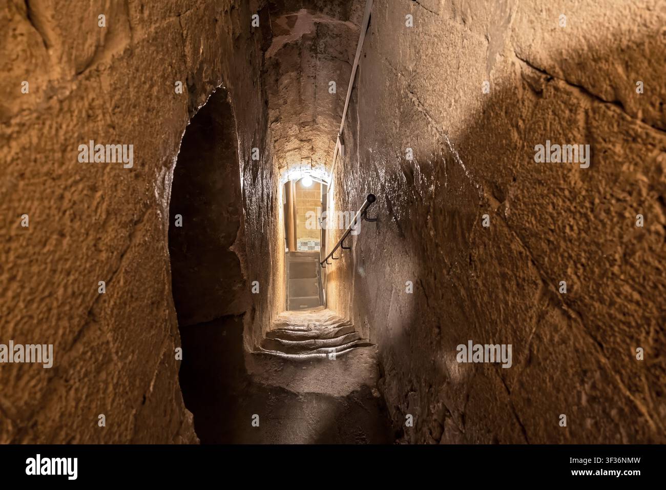 Eine schmale, schwach beleuchtete Steintreppe vom Glockenturm, Kathedrale von Agrigento, Kathedrale San Gerlando, Agrigento, Sizilien, Italien Stockfoto