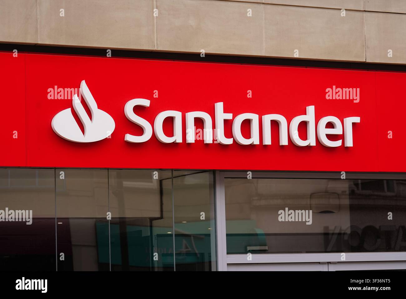 Archivfoto vom 05.05.25 einer Santander-Filiale in Sheffield. Santander UK hat bekannt gegeben, dass der Halbjahresgewinn nach einem Verlust von fast 180 Millionen Pfund aufgrund des Autofinanzierungsskandals sowie höherer Kreditausfall- und Umstrukturierungskosten um fast ein Drittel einbrach. Der Großgeldverleiher am High Street - der im Mai seine Übernahme des kleineren Rivalen TSB im Wert von 2,65 Milliarden Pfund abschloss - meldete einen Rückgang des Vorsteuergewinns um 31 % auf 528 Millionen Pfund für die sechs Monate bis zum 30. Juni. Ausgabetag: Mittwoch, 22. Juli 2026. Stockfoto