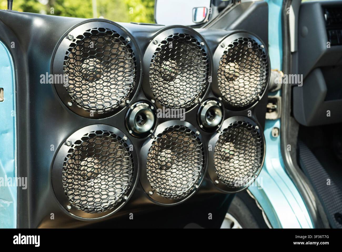Nahaufnahme eines aufwendig individuellen Türverkleidungsblechs mit zahlreichen High-Fidelity-Audiosprechern, das moderne Fahrzeug-Soundsystem-Modifikationen präsentiert Stockfoto