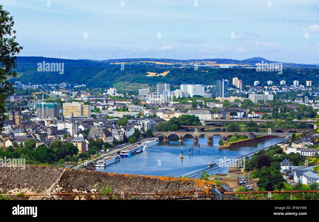 Luftbild von der Spitze der Hügelburg in Kblenz mit Blick über den Rhein und die Stadt Koblenz Stockfoto