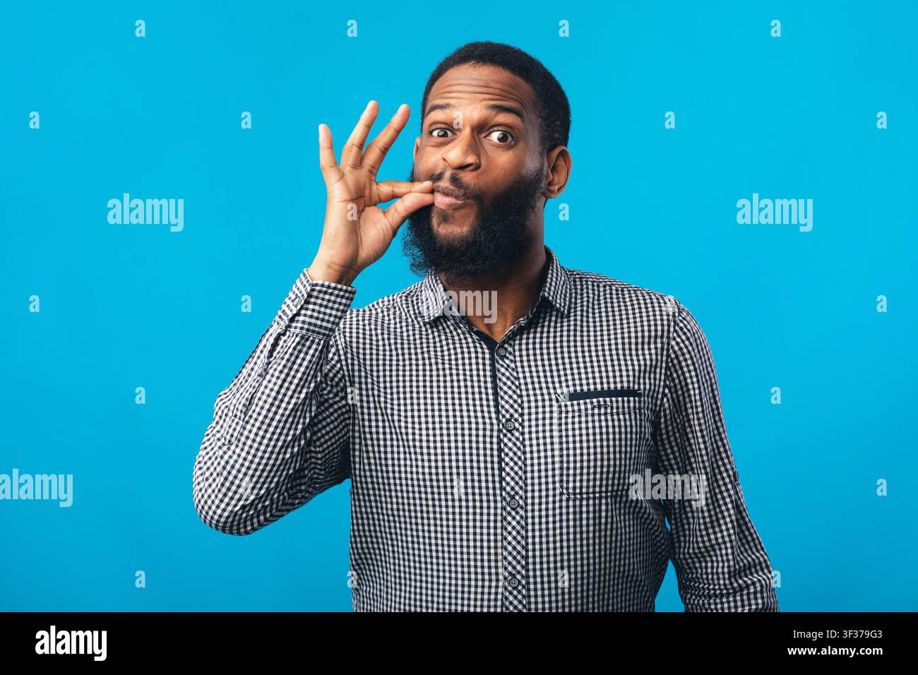 Lustige afrikaner Mann macht Zpping Lippen Geste mit der Hand Stockfoto
