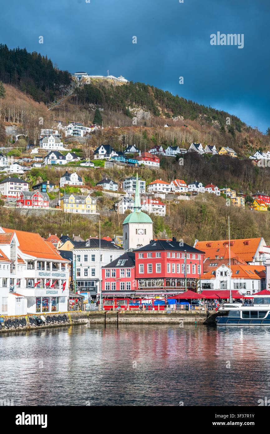 Bergen, Norwegen, 19.04.2026: Blick auf farbenfrohe historische Gebäude in Bryggen in Bergen, Norwegen Stockfoto