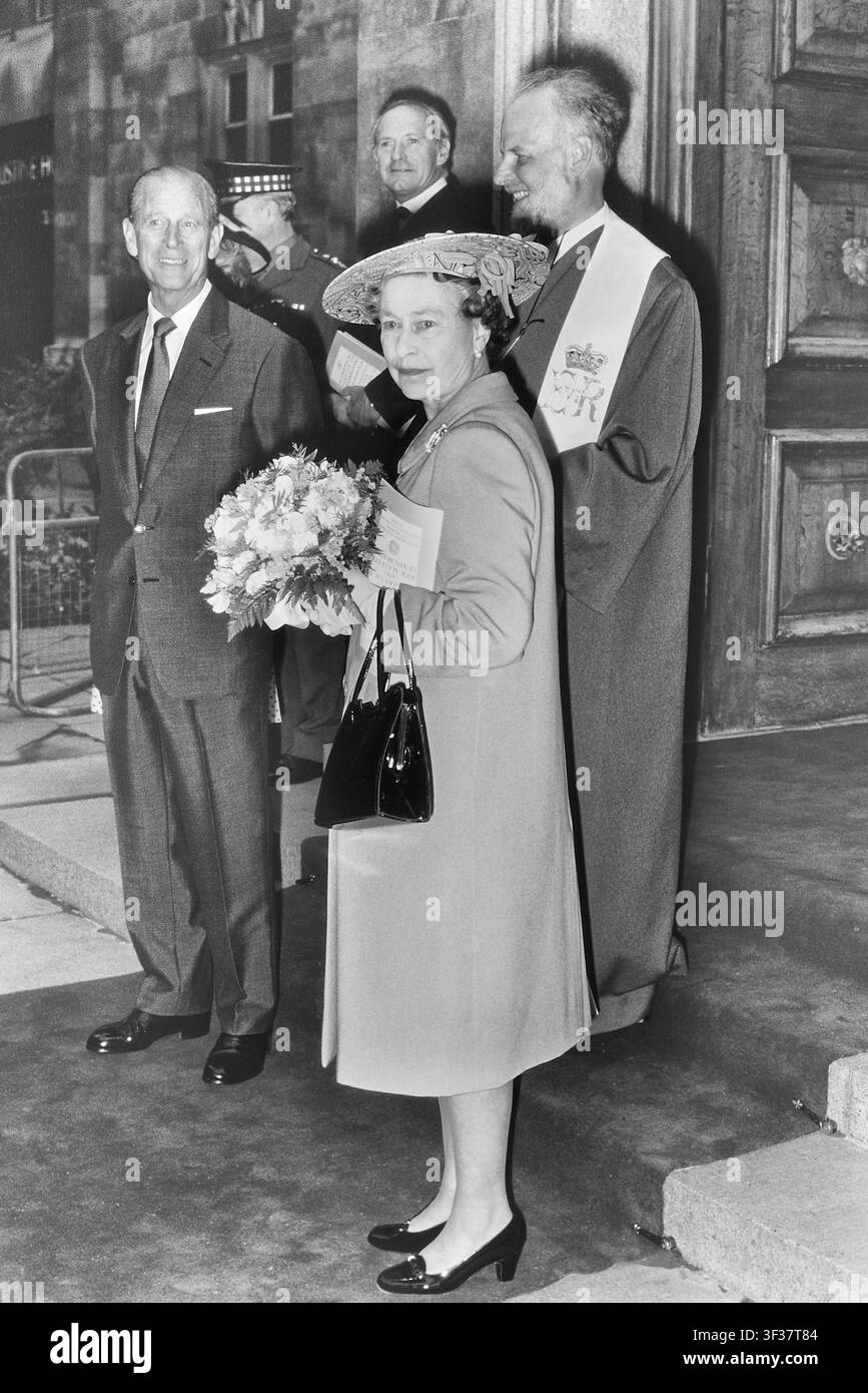 Seine königliche Hoheit, Queen Elizabeth II. und Prinz Philip, Herzog von Edinburgh verlassen der niederländischen Kirche in Austin Friars, London. England. UK. 28. Juni 1989 Stockfoto