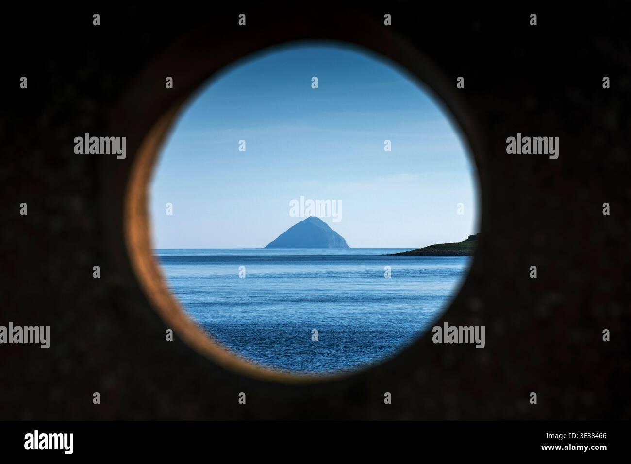Die Insel Ailsa Craig durch ein Loch in einer Steinskulptur im Kildonan Hotel, Kildonan, Isle of Arran, Schottland, UK Stockfoto